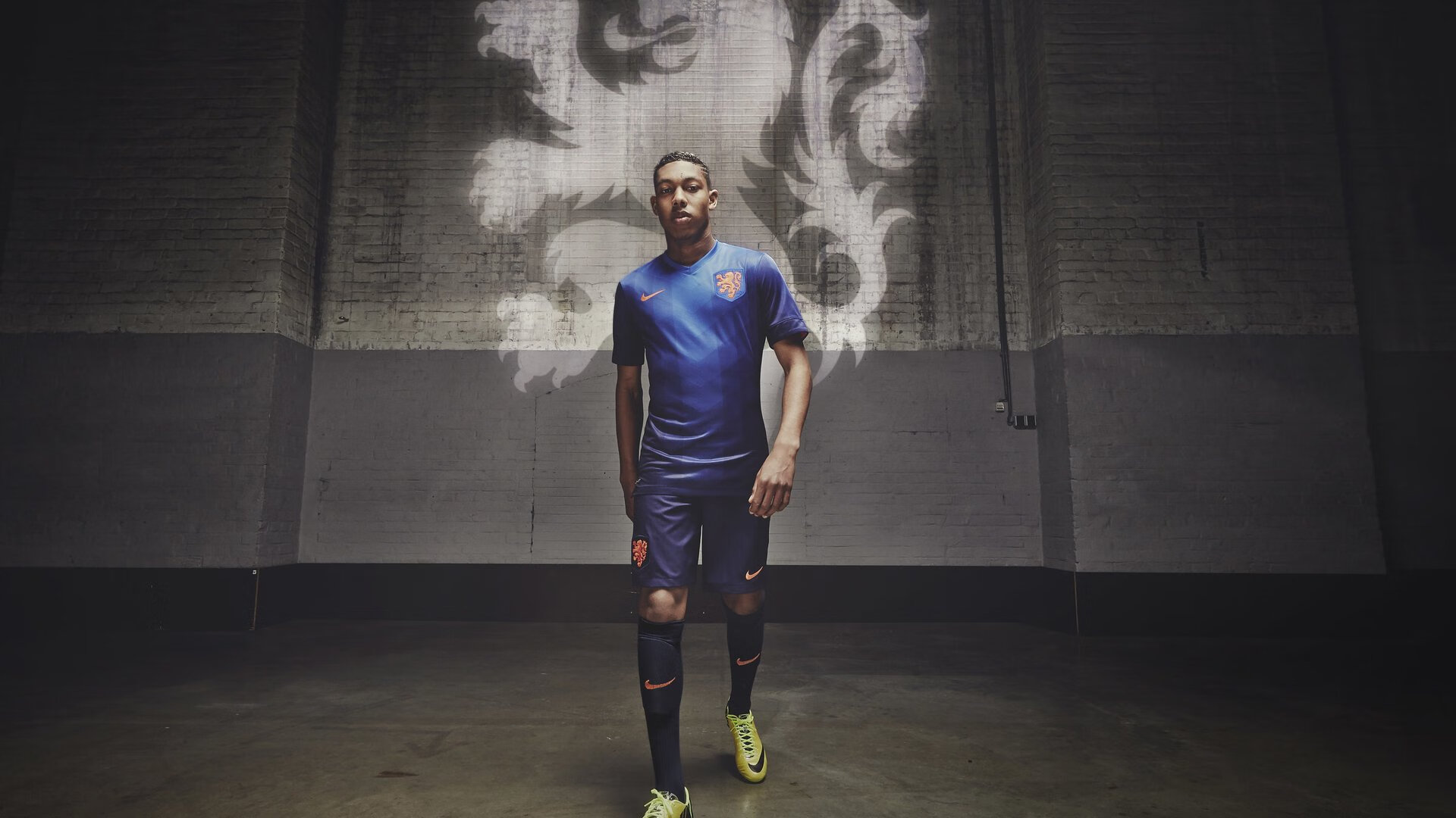 “中国女足首次亮相国际赛场，取得历史性突破”，中国女足队员获国际足联